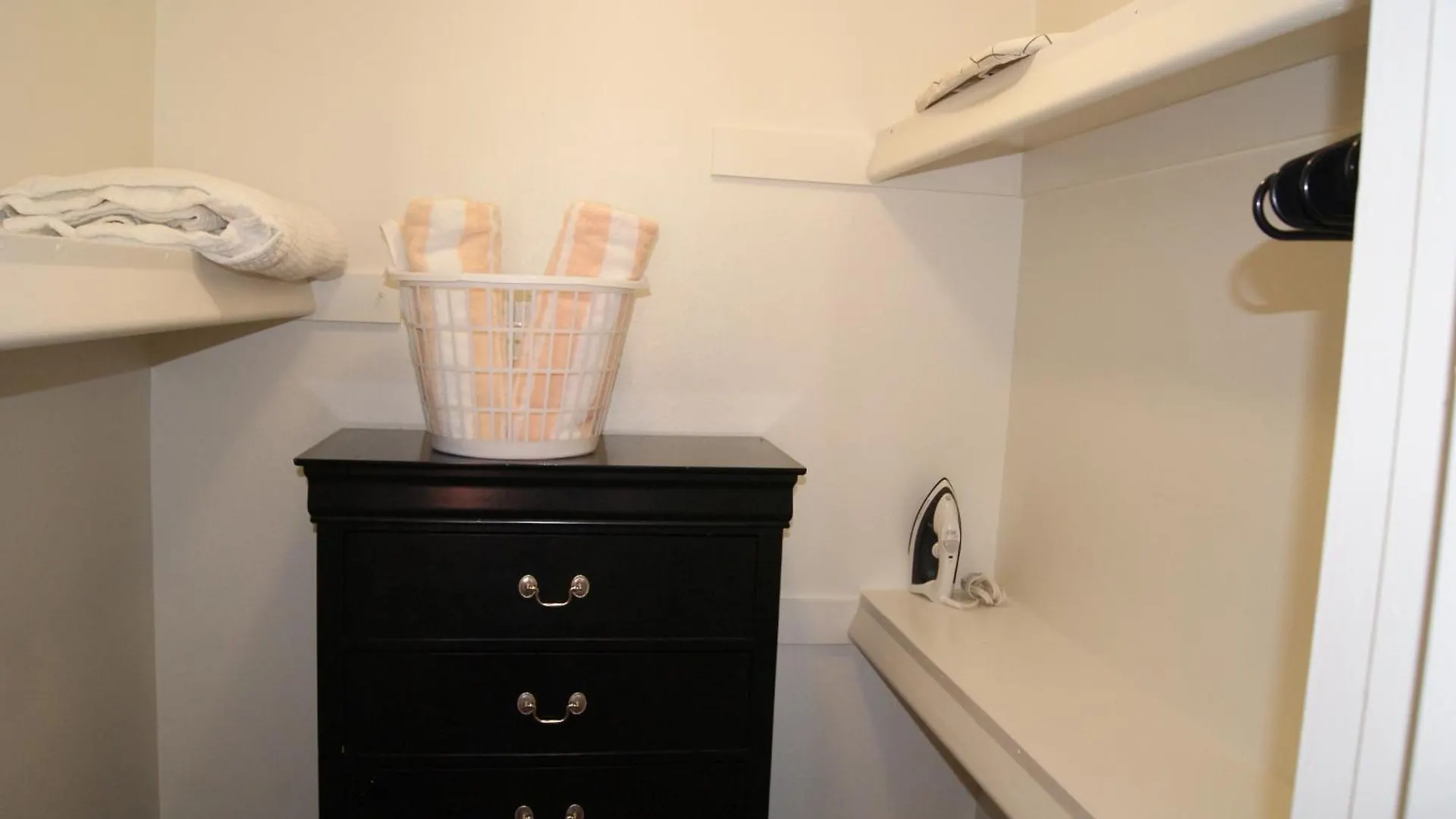 242-Fully Furnished 1Br Suite-Pet Friendly Scottsdale 0*,